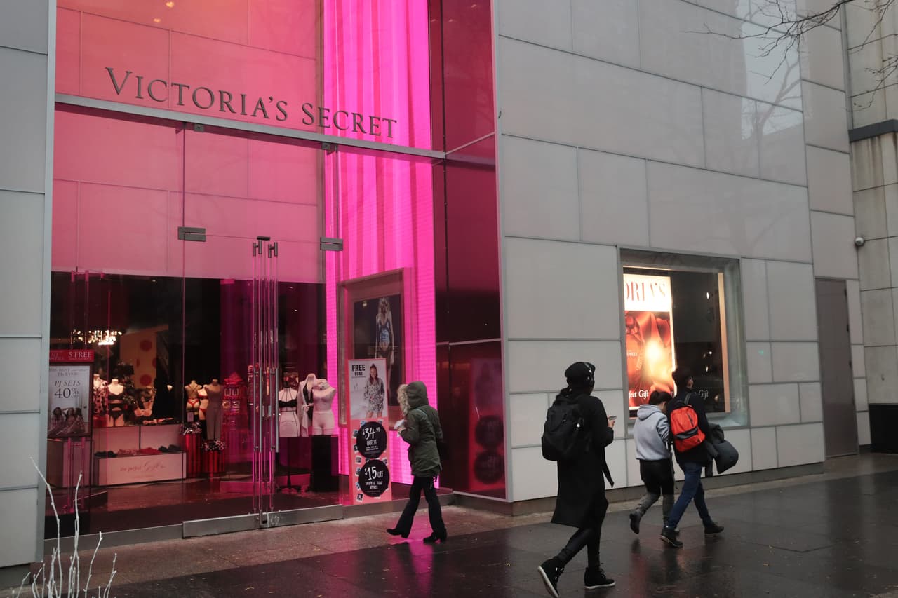 En medio de un declive en las ventas en medio de la pandemia, la empresa matriz de Victoria's Secret (L Brands) anunció también 
<a href="https://www.univision.com/noticias/dinero/victorias-secret-anuncia-el-cierre-de-250-tiendas-en-estados-unidos-y-canada">el cierre de 250 tiendas</a> en EEUU y Canadá, una cuarta parte de las cerca de 1,100 que posee en ambos países.