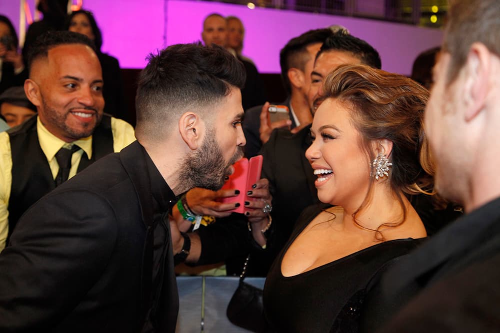 Hasta Jomari se detuvo a saludarla. ¡Miedo! seguro Chiquis se puso nerviosa de que le destrozara su look.