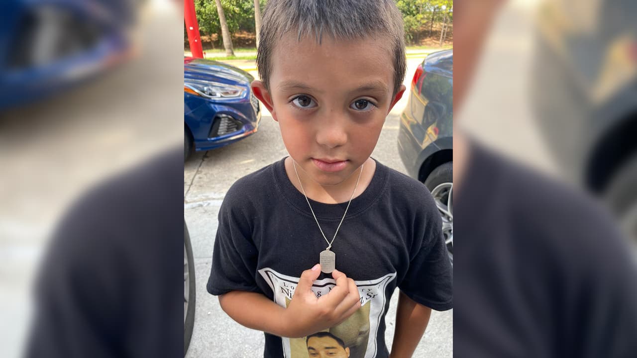 Su hijo quien lleva su mismo nombre porta una medalla con la fotografía de su padre en su honor.