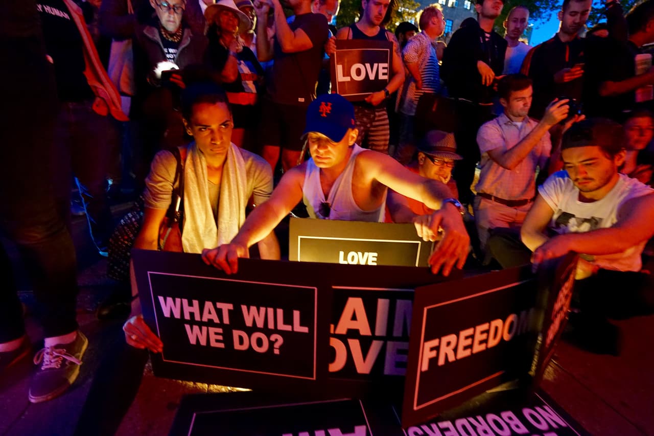 En silencio, manifestantes frente a “Stonewall Inn” gritaban solidaridad.