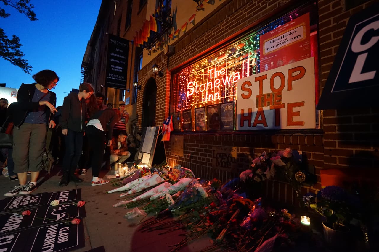 Frente a “Stonewall Inn”, un pequeño altar que invita a amar.