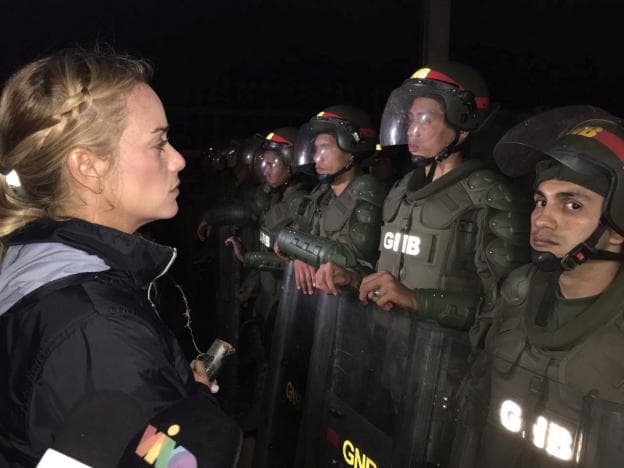 Lilian Tintori (L), wife of jailed Venezuelan opposition leader Leopoldo Lopez, stands in front of Venezuelan National Guards looking for information about her husband outside the military prison of Ramo Verde, in Los Teques, Venezuela May 4, 2017.