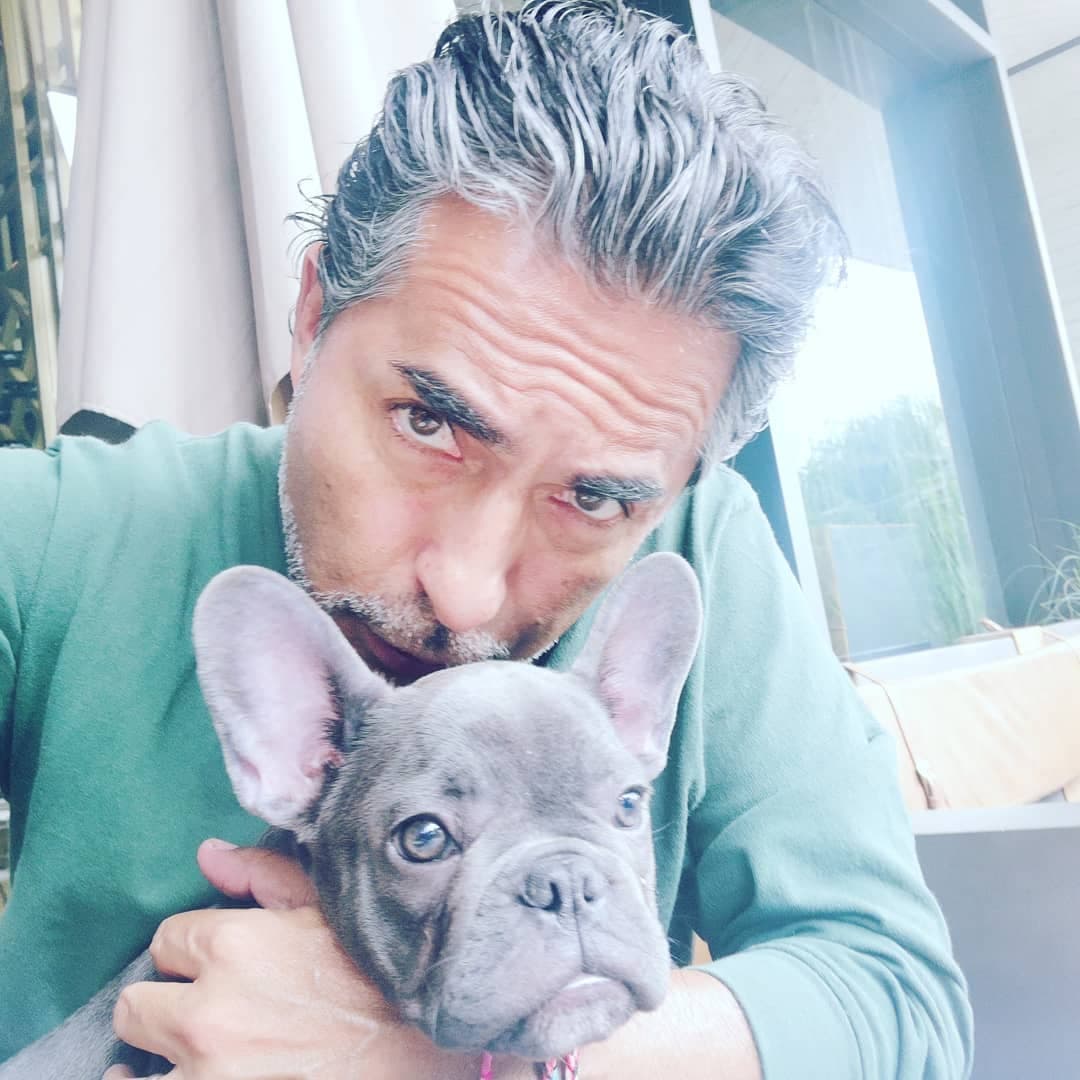 “He tratado de encontrar la verdad en el personaje de ‘Paco’ cuando es realmente él y cuando es ‘Alma’. Cuando es Niurka, ella me ha montado sus gestos, su manera de hablar, pero es un tono que se ha logrado de parte del director para que sea una comedia muy bien escrita y muy bien producida”, agregó.