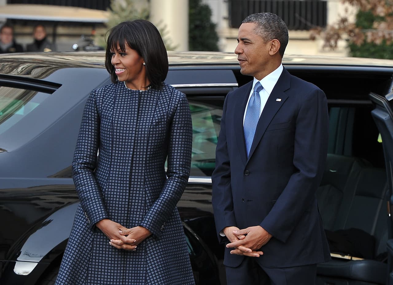 Los Obama volvían a caminar hacia el poder, cuatro años despúes. Michelle lució un abrigo de 
<a href="http://nymag.com/thecut/2013/01/michelle-obama-wears-thom-browne-to-inauguration.html">Thom Browne</a> en la segunda toma de posesión de Barack Obama en 2013.