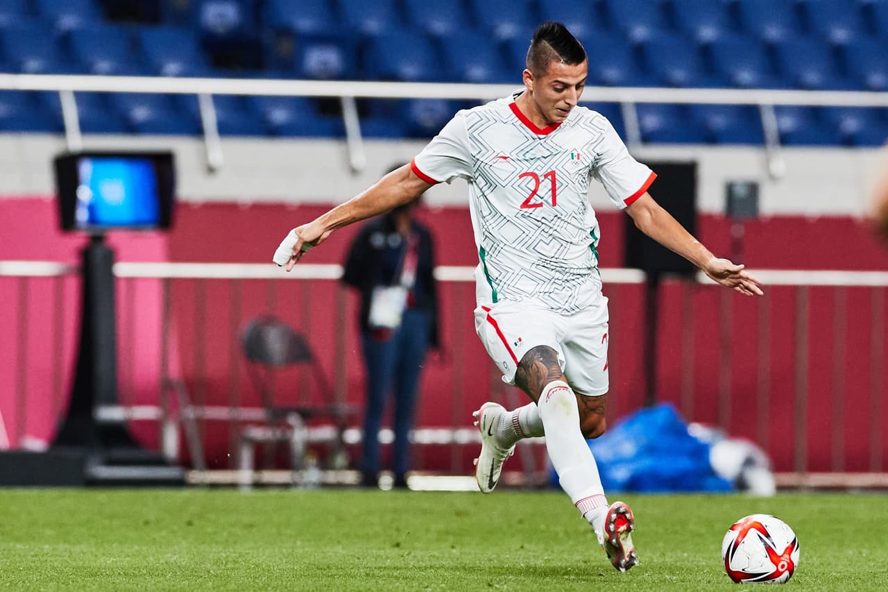 La selección mexicana cae ante los locales 2-1 durante su segundo partido en los Juegos Olímpicos de Tokyo 2020. México se jugará su pase a Cuartos de Final el miércoles ante Sudáfrica. Takefusa Kubo anotó el primer tanto para la escuadra nipona, seguido de Doan al 11'; el 'Piojo' Alvarado anotó al minuto 85' pero no le alcanzó a la escuadra azteca.