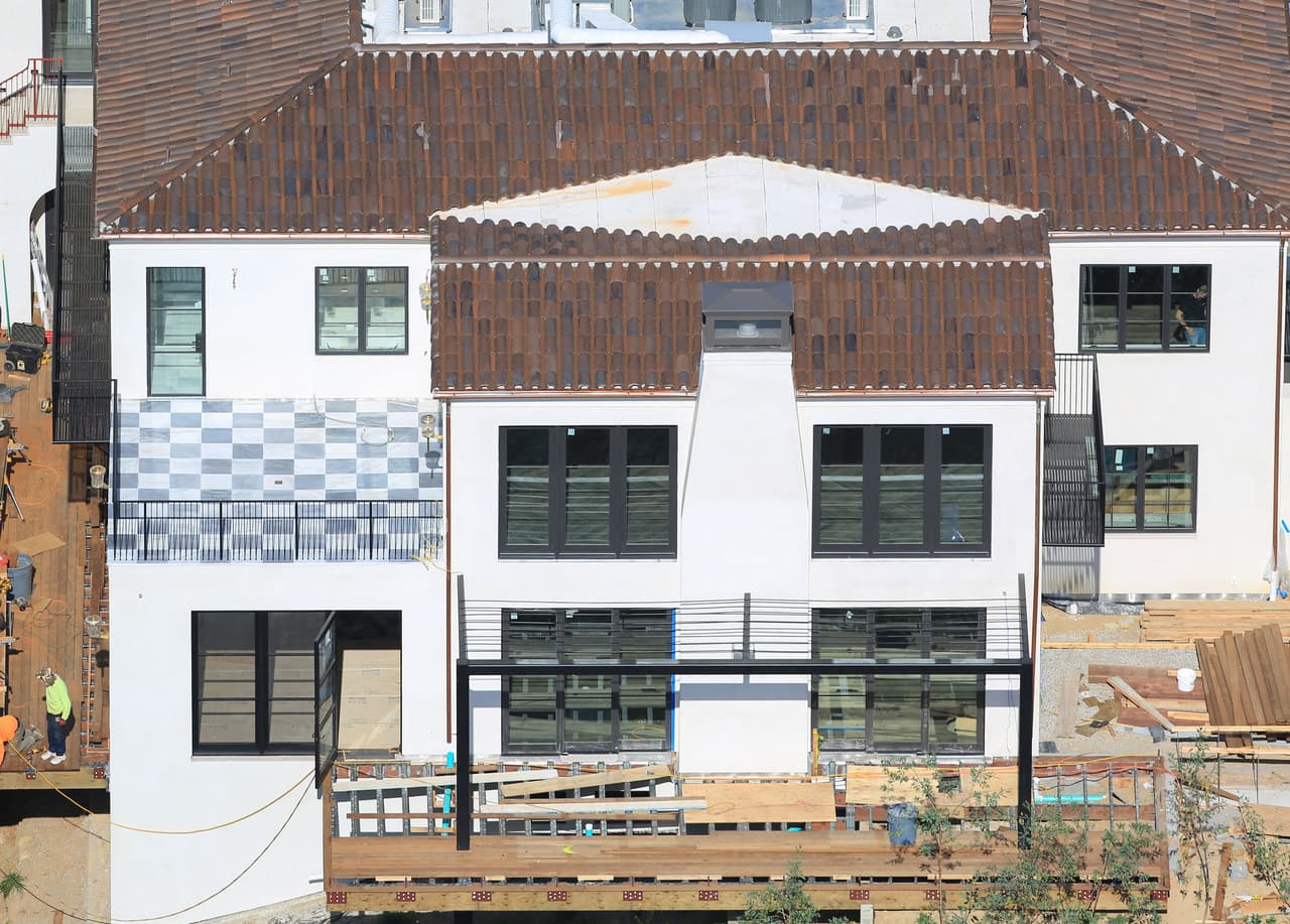 Según el portal, en el trato al que quieren llegar los Bieber con el ejecutivo de Playboy está no solo la compra de la mansión, sino asumir los gastos para completar la construcción de lo que resta del inmueble. 
<br>