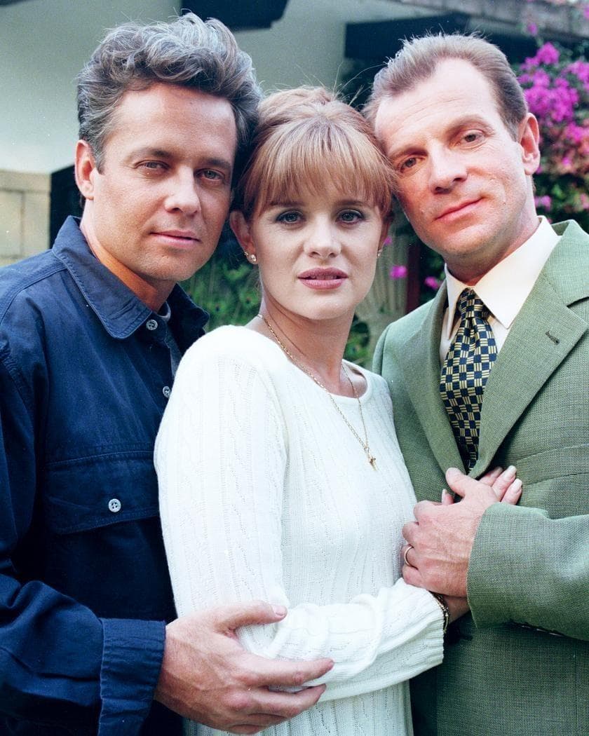 Las tres mujeres con las que compartió pantalla en ese melodrama fueron Erika Buenfill, Laura Flores y Galilea Montijo, quienes se rendían al encanto del veterinario que interpretó Ayala.