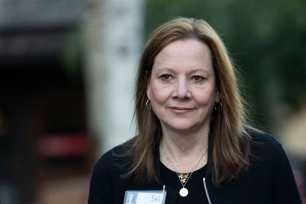 <b>MARY BARRA (6)</b>. Directora general de la automotriz 
<a href="https://www.univision.com/local/sacramento-kuvs/elecciones-estados-unidos-2020/general-motors-cambia-al-bando-de-california-en-disputa-contra-trump">General Motors</a> desde 2014, es la primera mujer en liderar uno de los tres grandes fabricantes de automóviles en Estados Unidos. Según 
<i>Forbes</i>, en 2019 obtuvo ganancias de 21.6 millones de dólares, la mayor compensación de cualquieras de los líderes de grandes fabricantes de automóviles. Ha sido pionera en equidad de género y en 2018 GM fue una de las empresas que no tuvo brecha salarial. A partir de la pandemia, Barra hizo cambiar la línea de producción de GM para fabricar respiradores para dotar a los hospitales.
