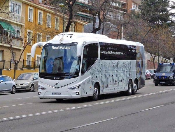 Imposible excluir de esta galería al Volvo Irizar i8 que traslada al Real Madrid. El club español es el que más títulos nacionales e internacionales tiene en el fútbol mundial. Todos sus logros están estampados en los vinilos que recubren el autobús, de base blanca.