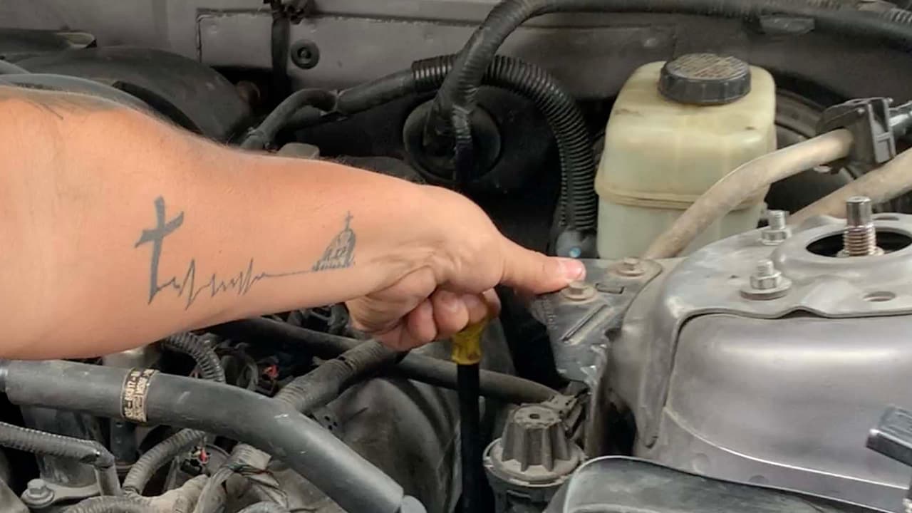 Otra cosa que puedes hacer es revisar el aceite que no tenga manchas blancas porque de ser así es posible que le esté entrando agua.