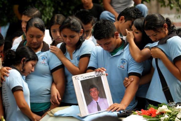 Un promedio de cinco jóvenes perdieron la vida en El Salvador víctimas de la violencia entre enero y agosto de 2010, reveló un estudio de la Fundación para la Democracia, Seguridad y Paz, que advierte que la mayoría de los asesinatos se cometieron con armas de fuego.