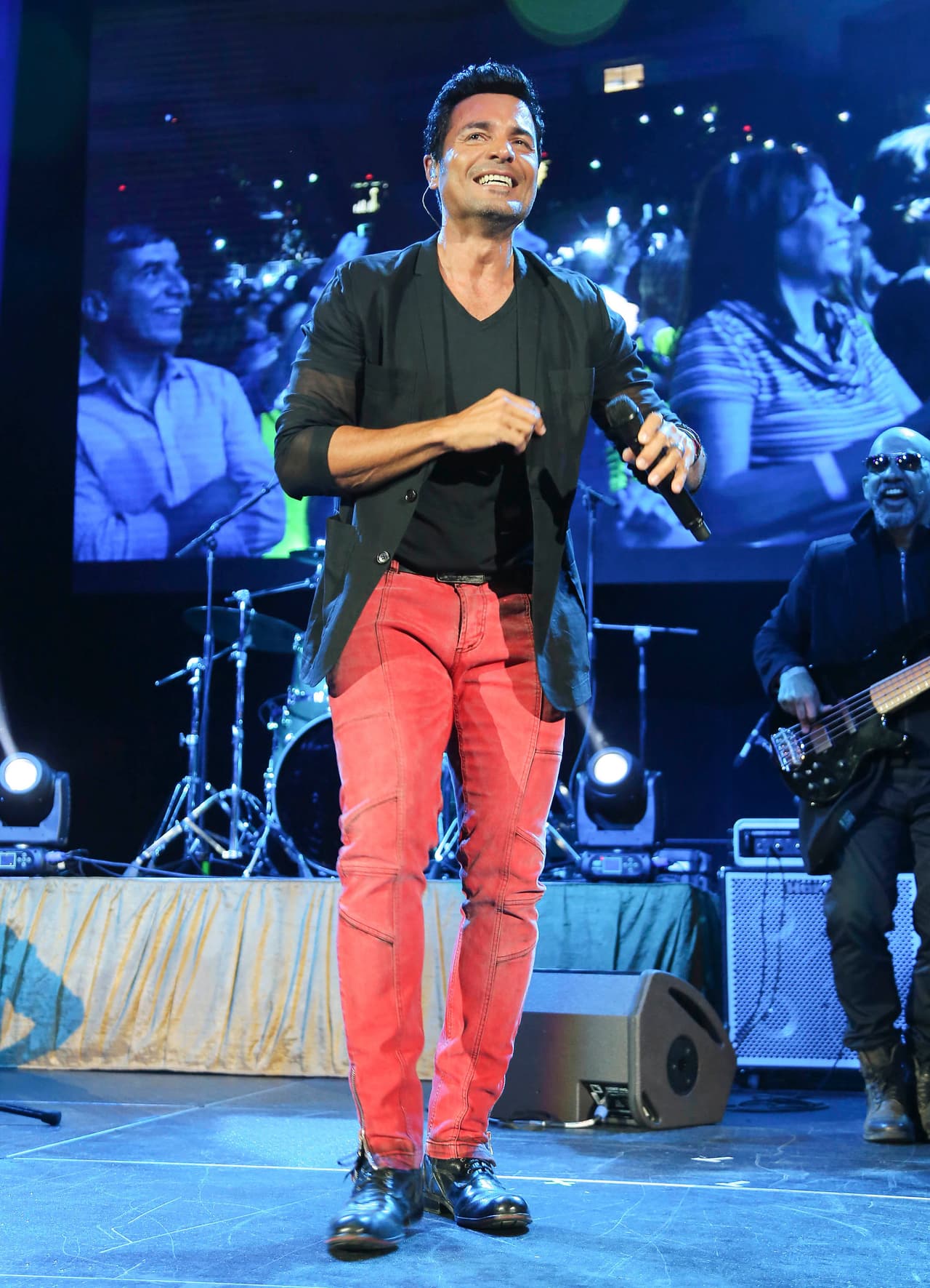 A sus 48 años sigue dando todo de sí mismo en el escenario. Felicítalo en su día.