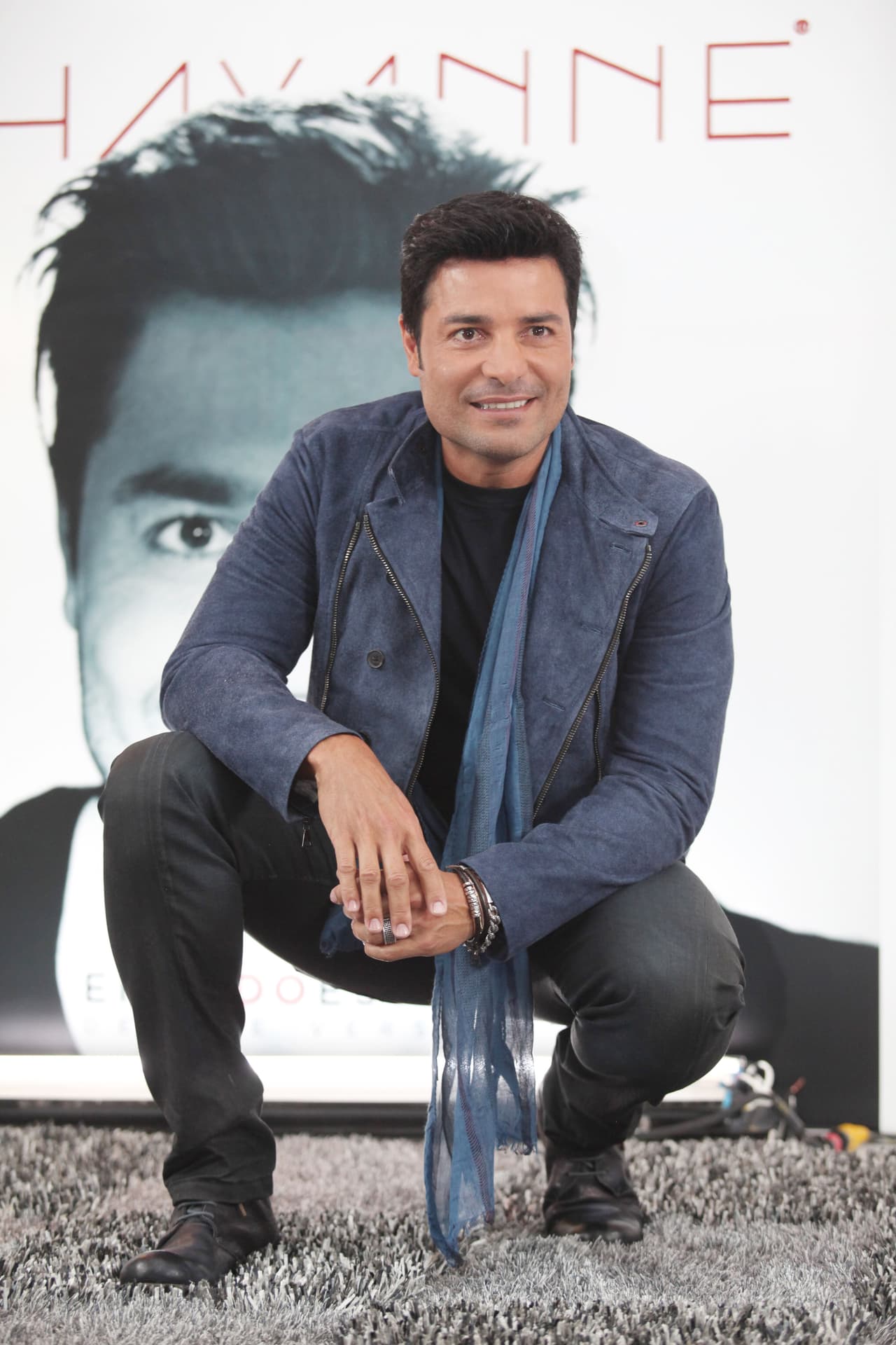 Como hombre madurito sigue robando los suspiros de las mujeres.