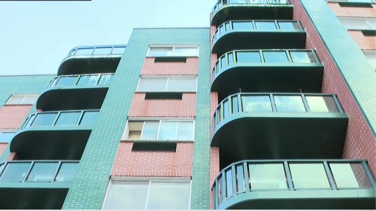 Un niño de 2 años sobrevive tras caer de una ventana de un cuarto piso en Queens: esto se sabe