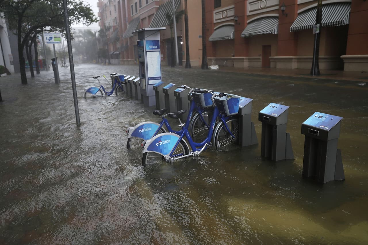 Una calle inundada en el área de Brickell. El ojo del huracán Irma tocó tierra en la costa oeste de Florida entre Marco Island y Naples. Se ha degradado a categoría 2, con vientos máximos sostenidos de 110 millas por hora (175 KM/h).
<br>