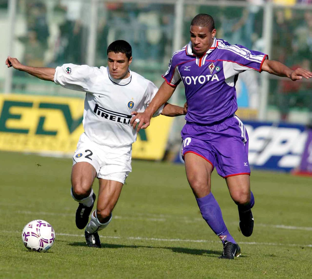 Sin embargo, los "Neroazzurros" lo prestaron a la Fiorentina para llevarlo de a poco en Italia. Con la escuadra violeta anotó seis goles en la Serie A, lo cual para un novato no estaba nada mal. Aquí aparece contra el colombiano Iván Ramiro Córdoba, quien sería su compañero varias temporadas.