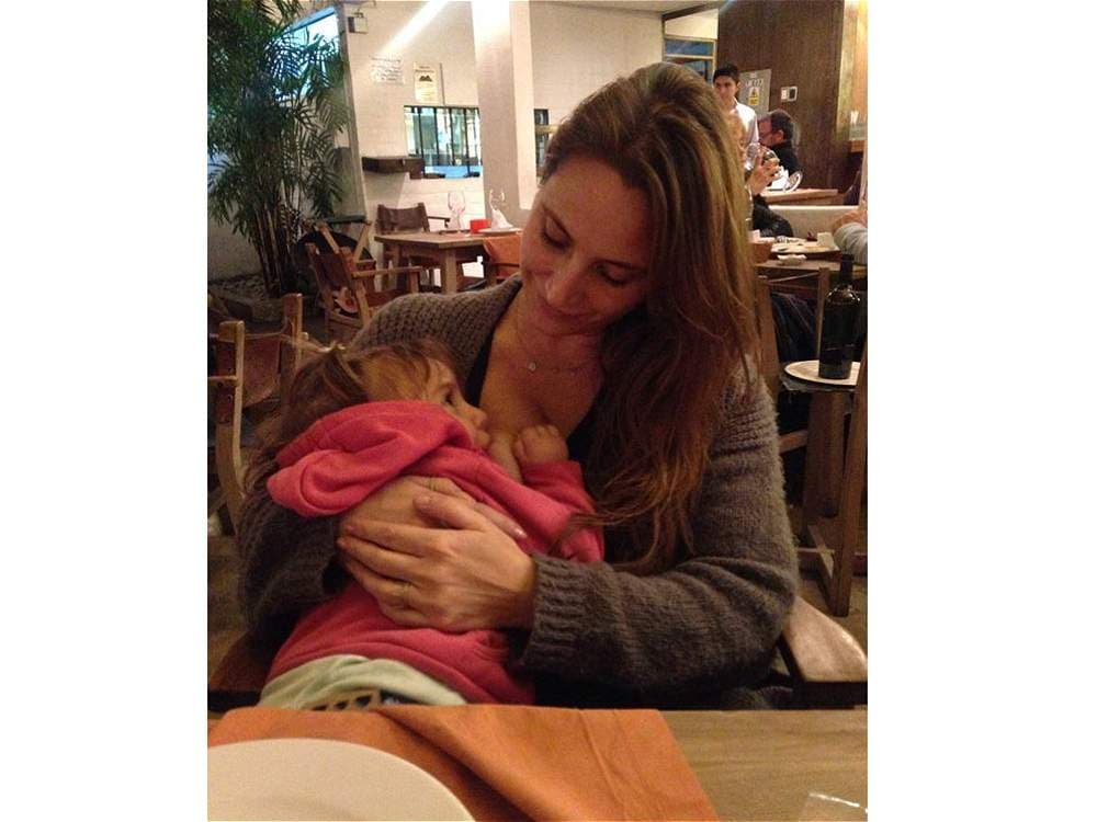 En octubre del 2014, la psicóloga chilena
<a href="http://www.espaciocrianza.cl">Leslie Power Labbé</a>, experta en desarrollo infantil y una importante activista en el movimiento por una licencia de maternidad de seis meses en Chile, sufrió la censura de Facebook luego que publicara una foto mientras lactaba a su hijo. Además, le fue cerrada su cuenta en la red social. Según la comunicación de Facebook esta foto es considerada ofensiva por lo que estaría violando las condiciones de uso de la compañía, de modo que no sólo fue borrada la foto en cuestión sino totalmente eliminados su perfil y su cuenta, provocando su inmediata "desaparición" de Facebook.