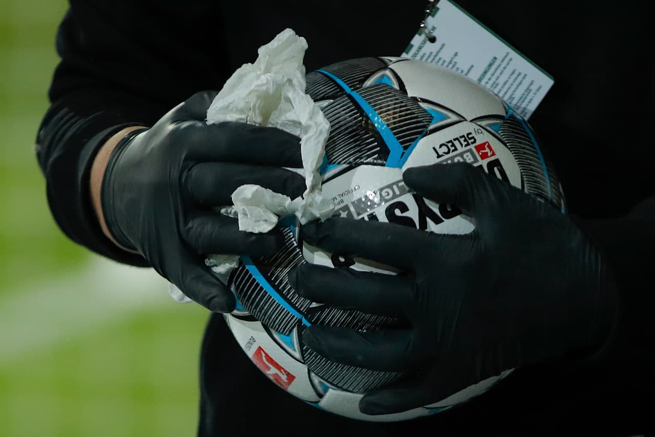 <b>El balón de la Bundesliga también llora</b>
<br>Desde que el COVID-19 invadió al Planeta Tierra, se generaron cambios en la humanidad y uno de los más entretenidos para millones de personas que habitan en él, el deporte, está sufriendo como nunca antes.