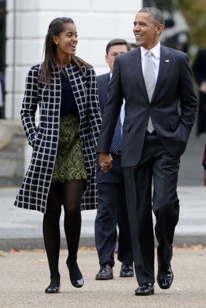 Por su parte Malia, la hija mayor, prefirió un abrigo negro con cuadros blancos, una de las tendencias que se vieron durante 2016.