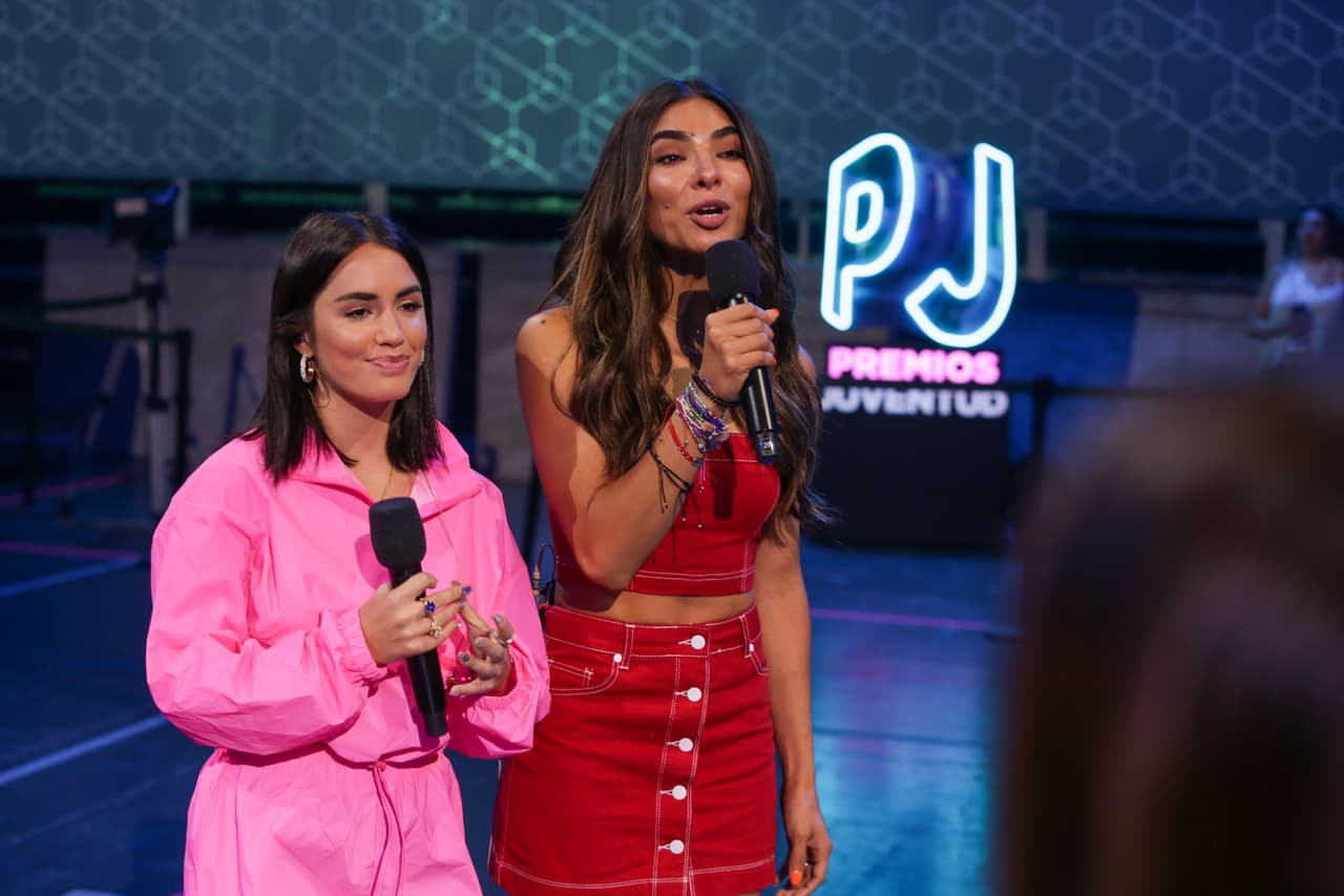 Así se vio Alejandra este martes, durante los ensayos de Premios Juventud 2019. La conductora está acompañada por la cantante argentina Lali Espósito, su compañera en la conducción de este evento.