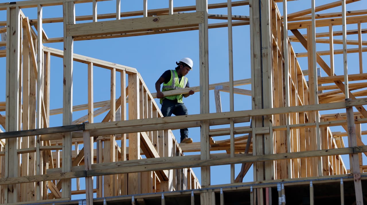 <b>Planes de seguridad COVID-19</b>
<br>
<br>Debe tener un plan de seguridad COVID-19 por escrito para cada uno de sus sitios activos de trabajo.
<br>
<ul>
 <li style="box-sizing: inherit; margin: 0px; padding: 0px; font-size: inherit;">El plan debe incluir procedimientos a seguir en caso de que su lugar de trabajo esté expuesto a alguien que sea un posible caso de COVID-19, incluida la identificación y el aislamiento de los trabajadores expuestos.</li>
 <li style="box-sizing: inherit; margin: 0px; padding: 0px; font-size: inherit;">El plan debe cubrir cómo el sitio de trabajo cumplirá con todas las órdenes y directrices aplicables de la Ciudad y el Estado, incluidos, entre otros, los requisitos establecidos en esta publicación.</li>
 <li style="box-sizing: inherit; margin: 0px; padding: 0px; font-size: inherit;">Una copia del plan debe mantenerse en el lugar de trabajo y mostrarse a los inspectores si lo solicitan.</li>
 <li style="box-sizing: inherit; margin: 0px; padding: 0px; font-size: inherit;">Si es posible, debe asegurarse de que sus trabajadores se trasladen al lugar de trabajo por separado.</li>
</ul>
<br>
<br>
<br>