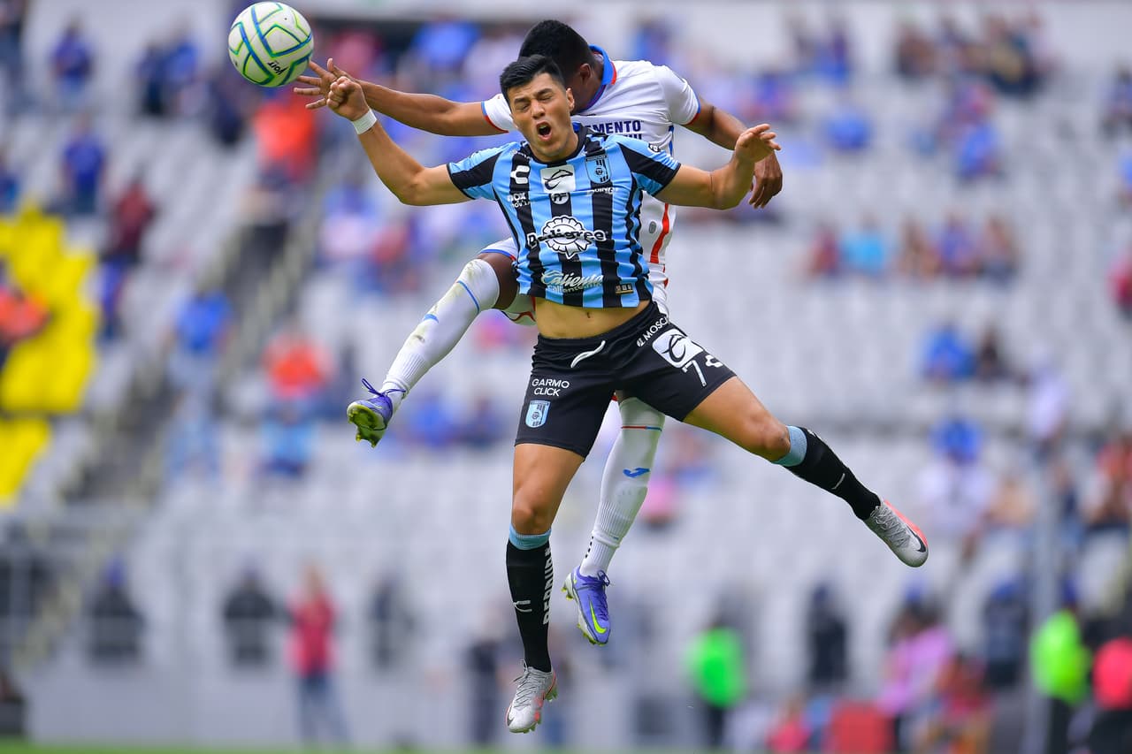 Raúl Gutiérrez arranca su interinato con Cruz Azul derrotanto a los Gallos Blancos pese a sufrir la expulsión del 'Tanque' Morales.