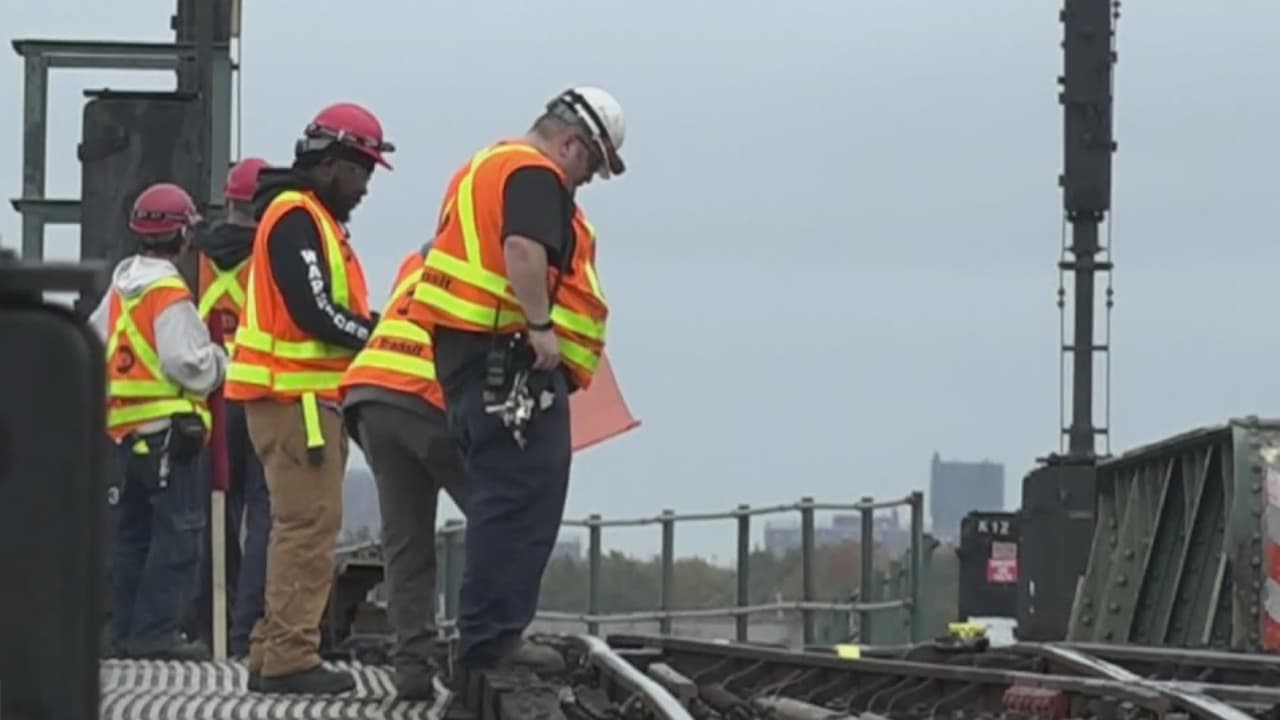 Inspeccionan vías elevadas del subway después de caída de más escombros en Queens