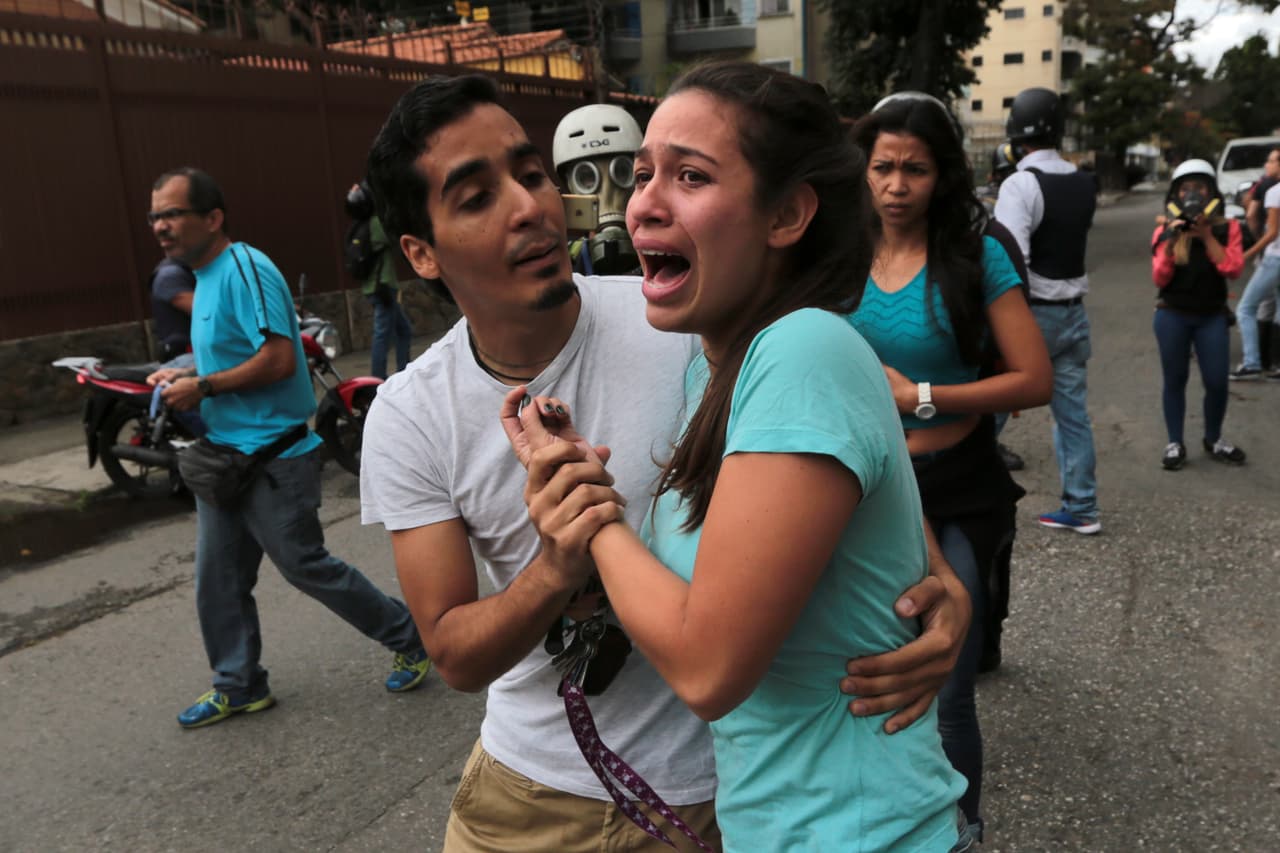 Un momento de desespero, cuando un motociclista de la policía atropelló a un transeúnte durante una protesta. 1 de mayo de 2017.