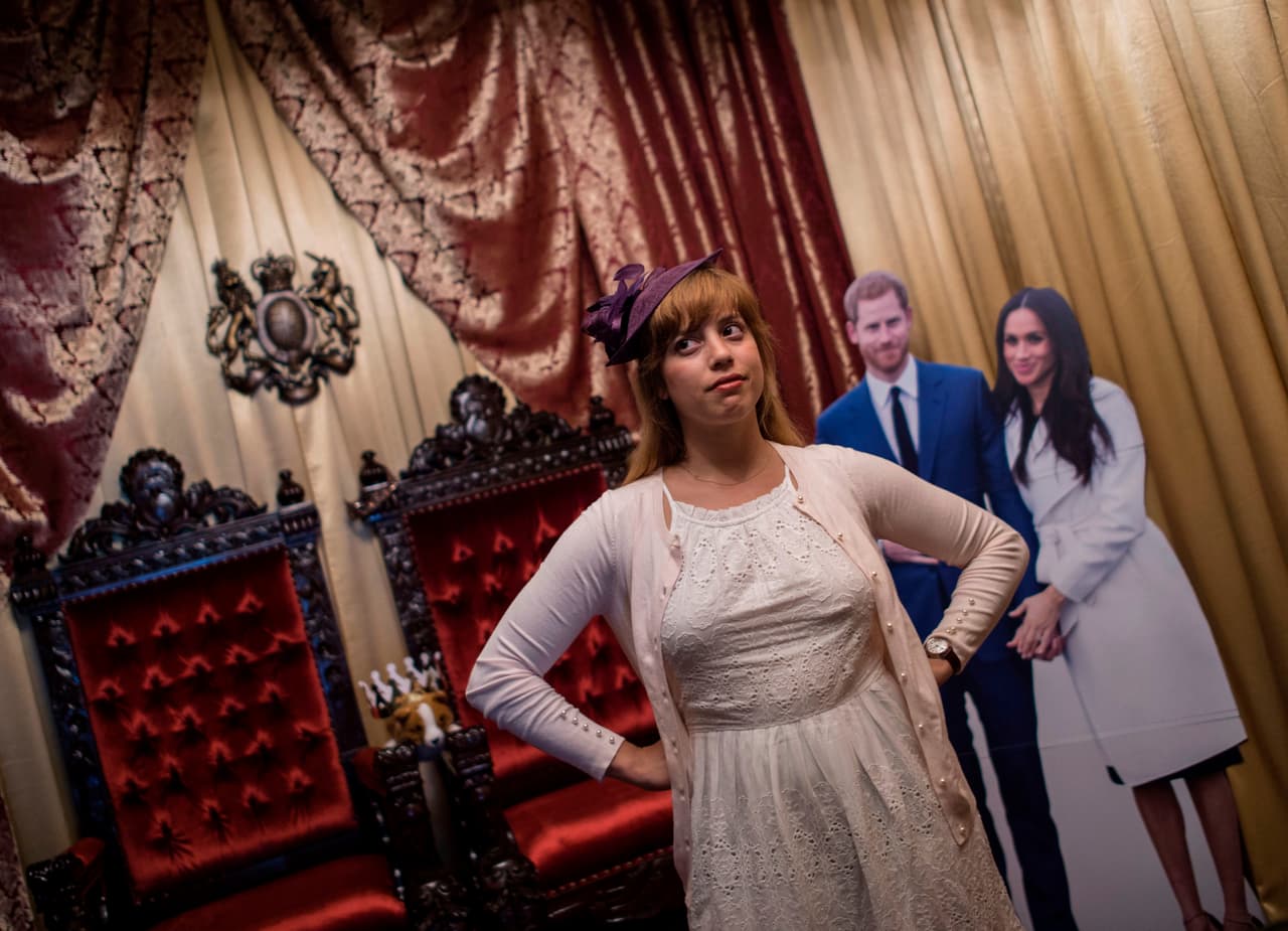 Los clientes podrán sentirse parte de la realeza y comer unos dulces que simulan ser el 
<b><a href="https://www.univision.com/shows/el-gordo-y-la-flaca/ya-sabemos-como-sera-el-pastel-de-bodas-del-principe-harry-y-meghan-markle-video">pastel de bodas</a> </b>que eligieron los novios.