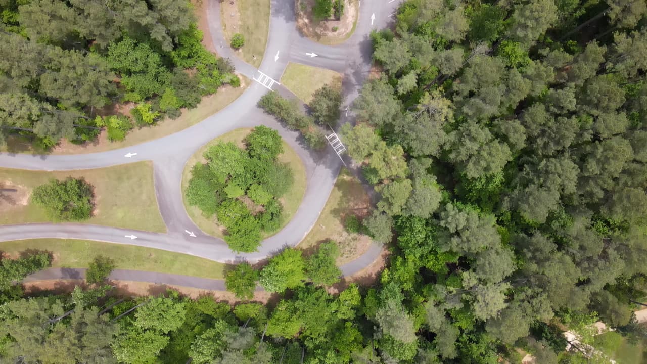 El circuito de campamento y cabaña está cerrado, lo que brinda acceso a los huéspedes que pasan la noche.
