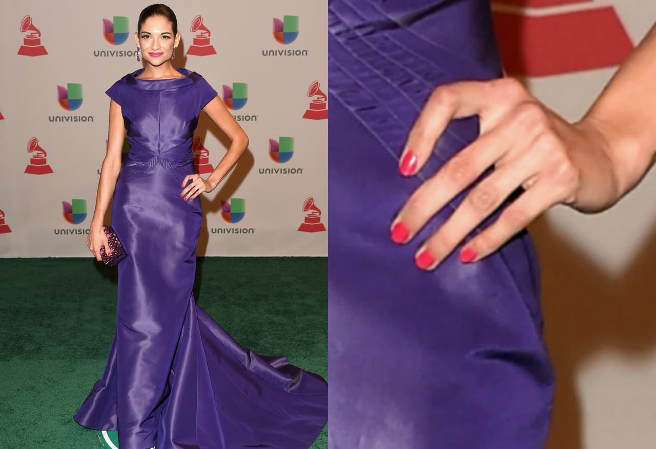 Natalia Jiménez combinó su llamativo vestido color morado, con unas divinas uñas rosas.