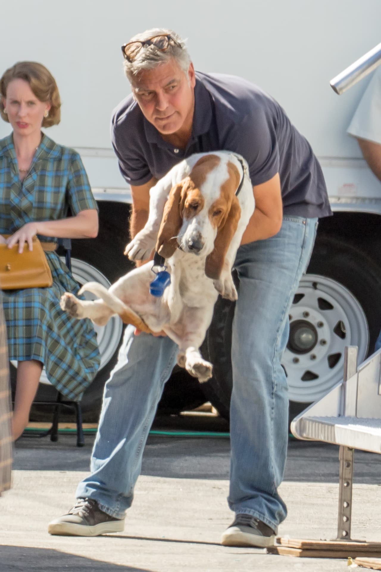 George cargó a su mascota para que no subiera las escaleritas.