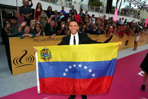 Rodner después se la llevó a otra parte de la alfombra.