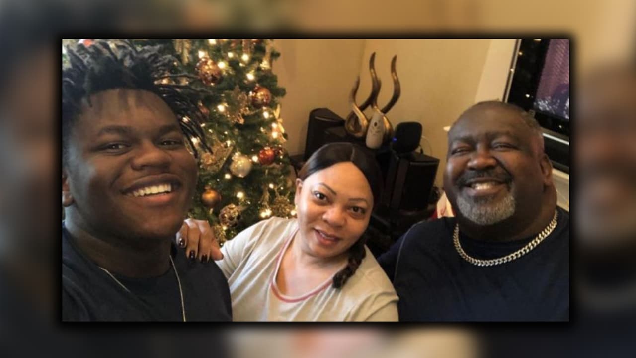 Eugene Hunter, de 59 años y Angie Hunter, de 57 años, murieron con cuatro días de diferencias tras complicaciones relacionadas con el coronavirus. Ambos eran padres de Justin Hunter, un adolescente de 17 años.