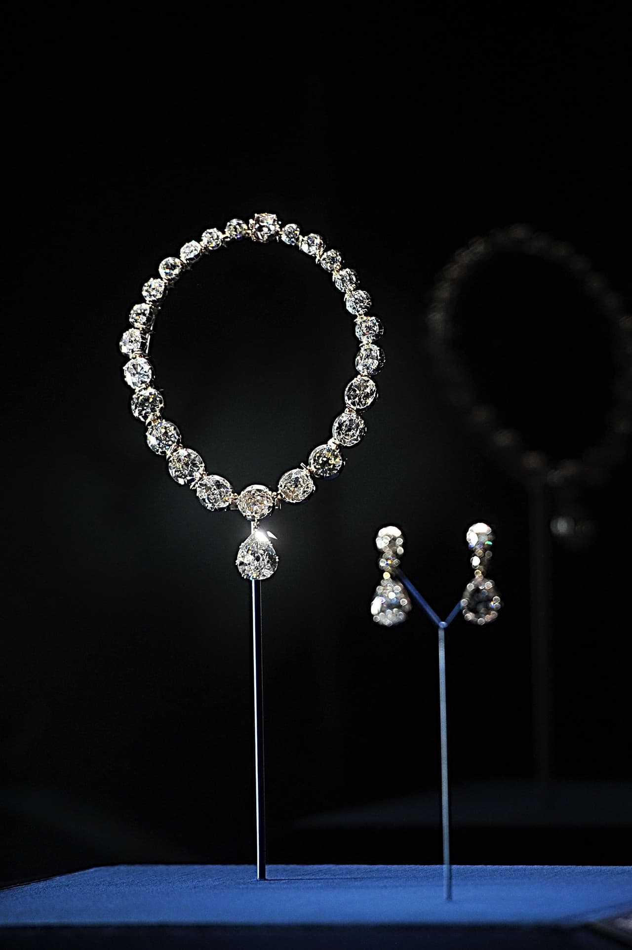 De acuerdo con este diario, Isabel II presta sus joyas a miembros de la familia real para ocasiones formales y visitas de Estado a discreción propia.
<br>