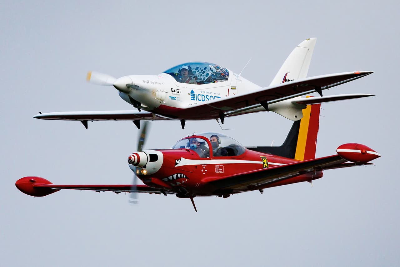 El vuelo de Rutherford en su avión ultraligero llamado ‘Shark’ (‘Tiburón’, en español), debía tomar tres meses. Sin embargo, el mal tiempo y problemas de visado la mantuvieron en tierra durante semanas, lo que alargó su aventura en casi dos meses. En la fotografía la jóven enfilandose al aterrizaje final en Bélgica escoltada por otros aviones.