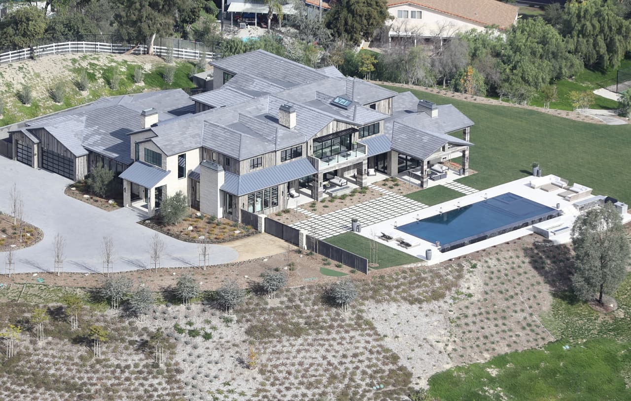 Además, Kylie puede disfrutar de agradables comidas familiares en su enorme patio y tener una impresionante vista desde su balcón privado.
<br>