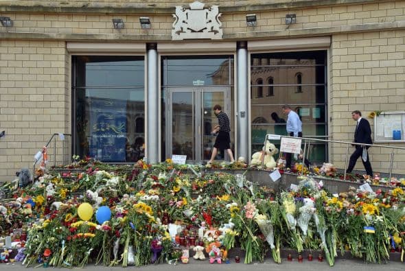 Otro santuario dedicado a las víctimas se montó afuera de la embajada de Holanda en Berlín, Alemania.