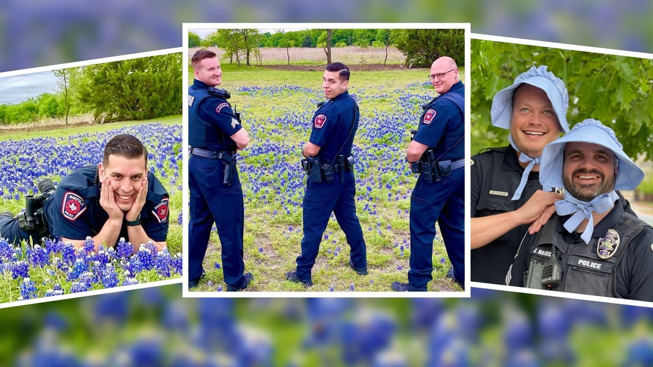 La temporada de bluebonnets sigue en el norte de Texas, y ni los oficiales de policía han podido resistirse a tomarse fotografías.