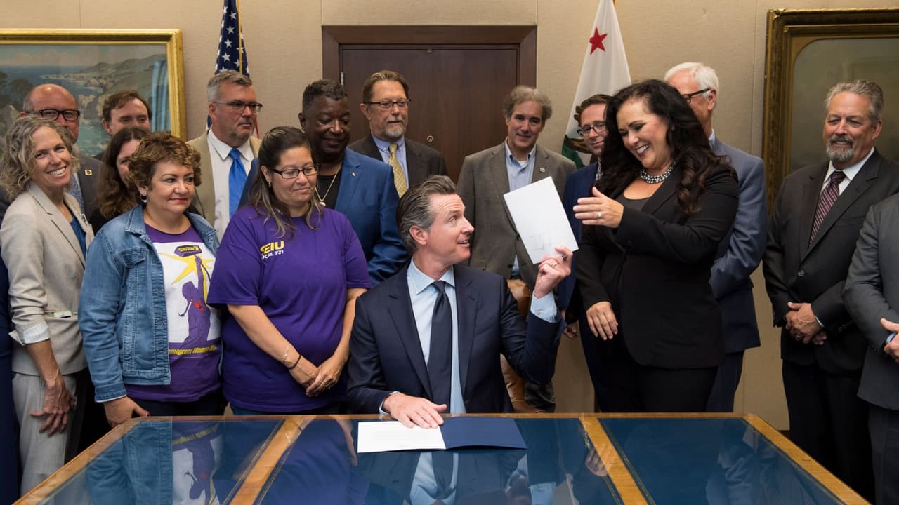 Gobernador de California firma ley laboral que promete sacudir la economía compartida de Silicon Valley