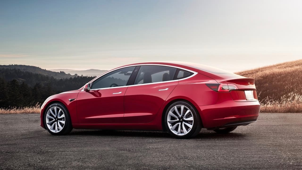 Afortunadamente el Tesla Model 3 recupera carga relativamente rápido. Tesla dice que el auto es capaz de almacenar la carga necesaria para un recorrido de 170 millas en sólo 30 minutos, pero siempre y cuando se utilice un Supercharger de Tesla.