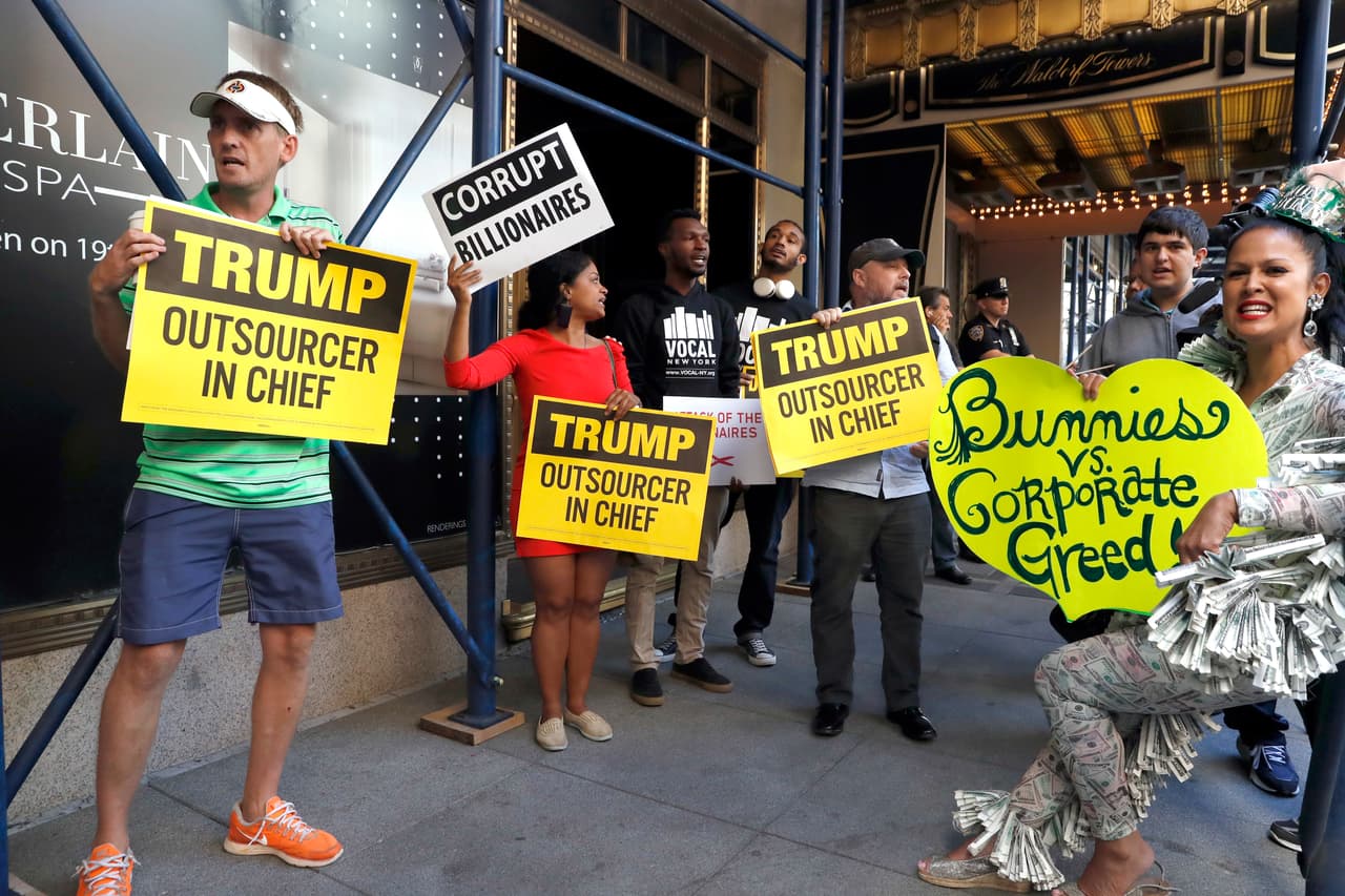 Un grupo de personas protesta contra Trump a la entrada del hotel Waldorf Astoria en Nueva York.