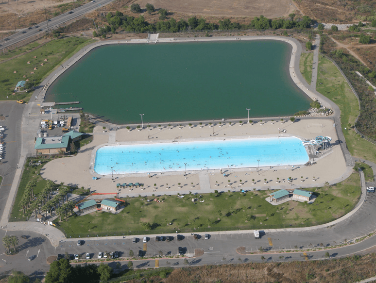 El Hansen Dam Aquatic Center tiene arena, pasto y un gran tobogán. Además un área donde pescar y andar en botes de pedales. La entrada es de 3.50 dólares adultos y 1 dólar los menores.
