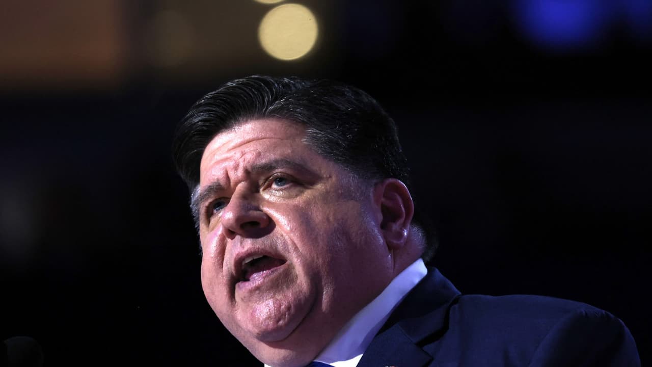Pritzker advierte sobre impacto de la regla de carga pública en familias inmigrantes