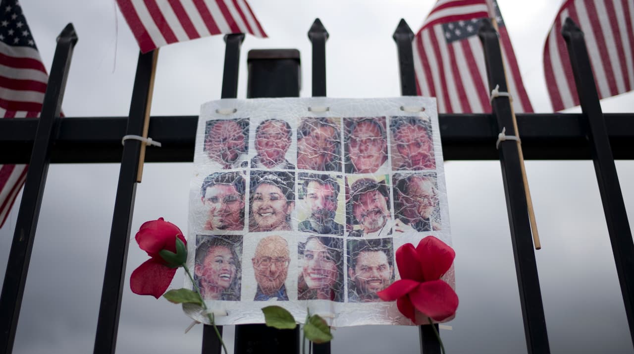 Esta imagen recuerda a las 14 víctimas mortales del ataque en San Bernardino cerca del lugar del siniestro. Fecha: 18 de noviembre, 2016.