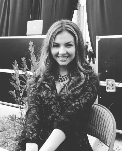 En esta foto, Lu nos recuerda a una joven Thalía.