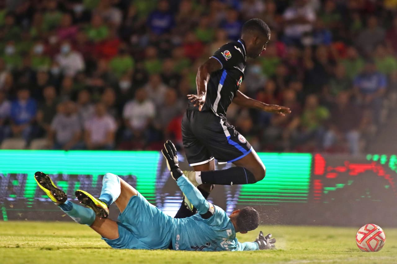 FC Juárez le sacó el empate a Cruz Azul de forma dramática con dos goles en los últimos 10 minutos del partido para meterse a zona de repechaje y hundir a La Máquina al lugar 14.