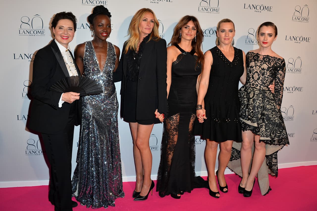 A excepción de Lupita y Lily Collins, todas se enfundaron en negro.