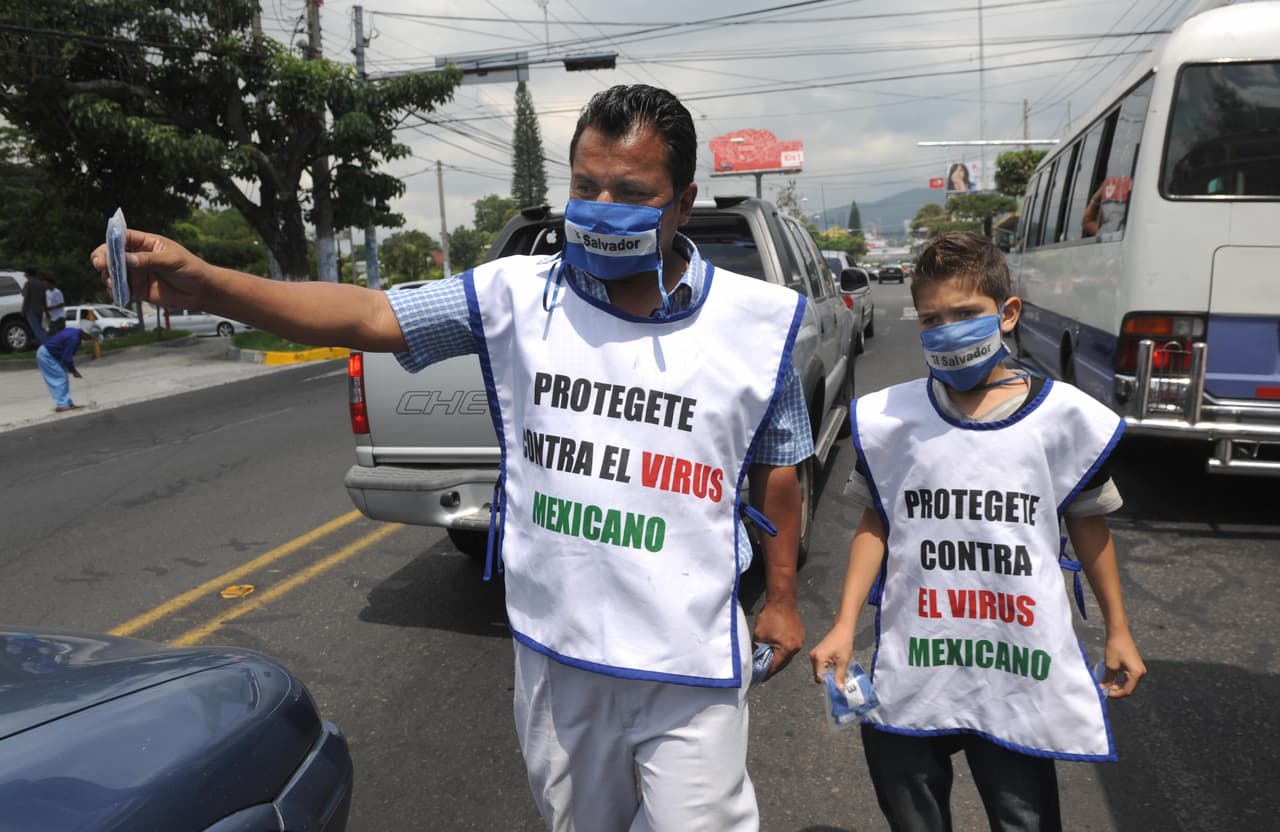 En algunas avenidas de la ciudad de San Salvador, algunos aficionados regalaban y vendían cubrebocas para ‘protegerse’ de la Influenza que los mexicanos ‘habían’ llevado a El Salvador. Incluso en algunos medios se hizo el llamado para que los aficionados asistieran con mascarillas al estadio.