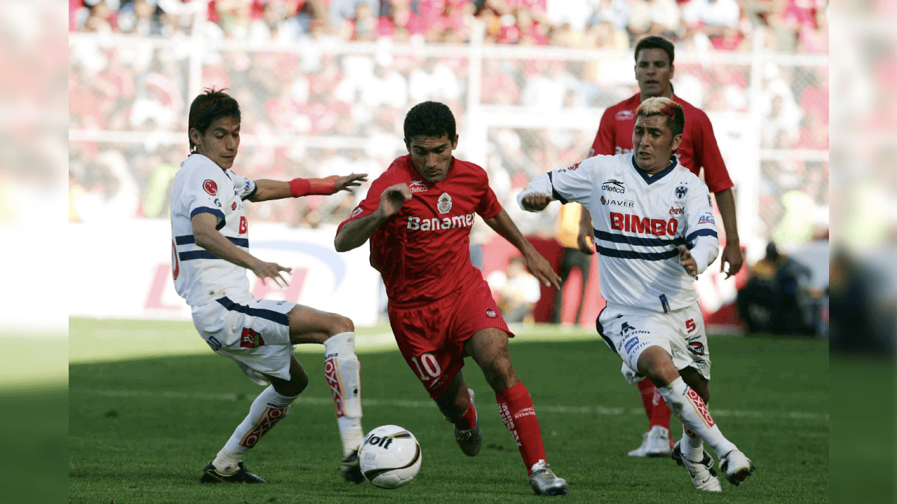 <b>10.- Clase y elegancia</b>
<br>- Los jugadores de hoy en día, no se caracterizan mucho por mostrar clase en el campo de juego, unos corren mucho y son imparables, como Messi, otros son difíciles de frenar por su arranque y potencia, como Cristiano Ronaldo o Kylian Mbappé, pero sin duda alguna, jugadores con clase, es decir, futbolistas capaces de generar un placer visual al ver cada movimiento, cada recepción, cada pase, cada ejecución de tiro libre, pocos, realmmente pocos como podemos mencionar que se caracterizaron jugadores de talla mundial como Xavi Hernández, Iniesta o Pirlo, en los tiempos más actuales, así era ‘Sinha’, hasta para correr era distinguido del resto.